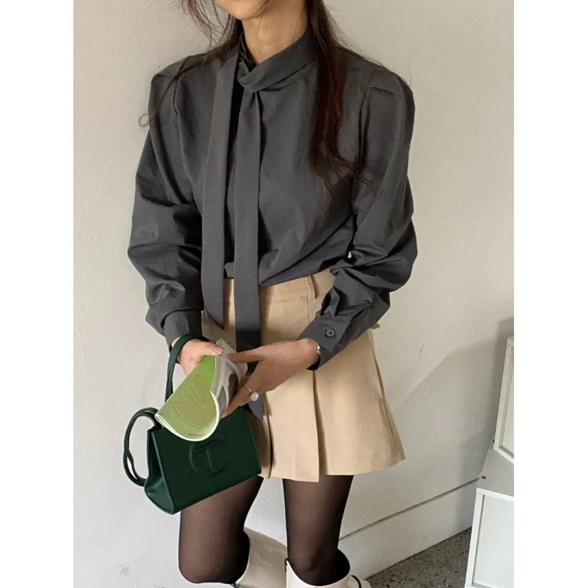 Elegancki, modny top damski z wysokim dekoltem, o prostym kroju, uniwersalny i stylowy.