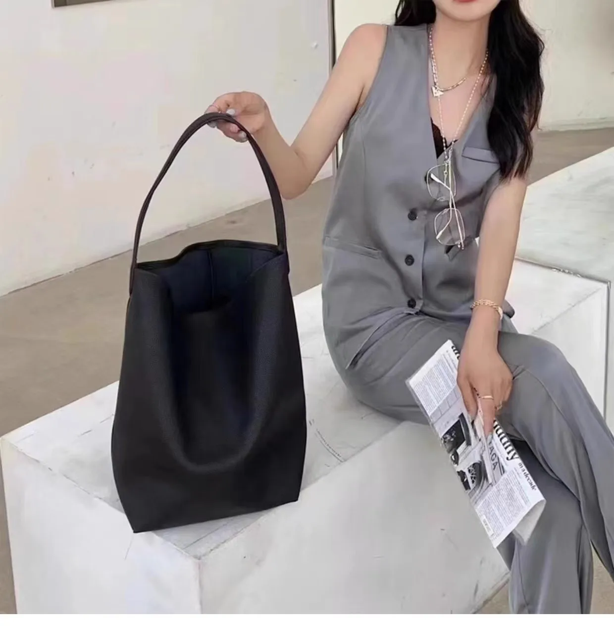 Tote Bags for Women Cowhide  Large-capacity Bucket Bags Soft Leather Big Handbag for Women Beach Bag Makeup Bag Organizer