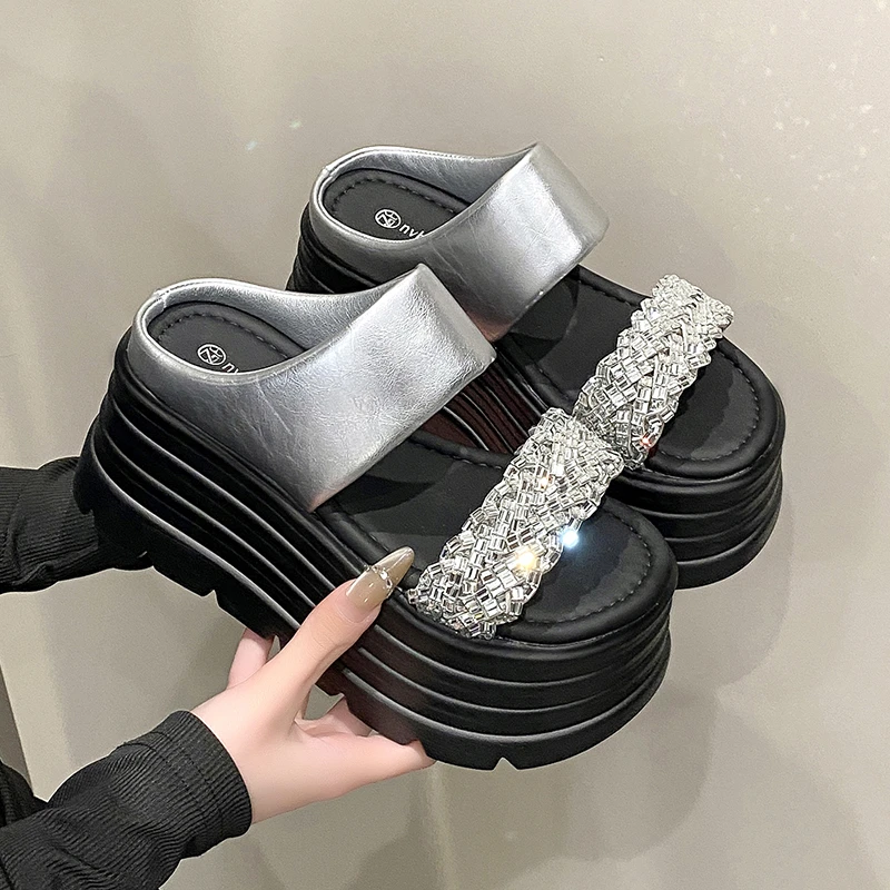 

Женские босоножки на танкетке 8 см, новинка 2023 года, летние блестящие шлепанцы, массивные женские тапочки на платформе, сандалии-гладиаторы на толстой подошве