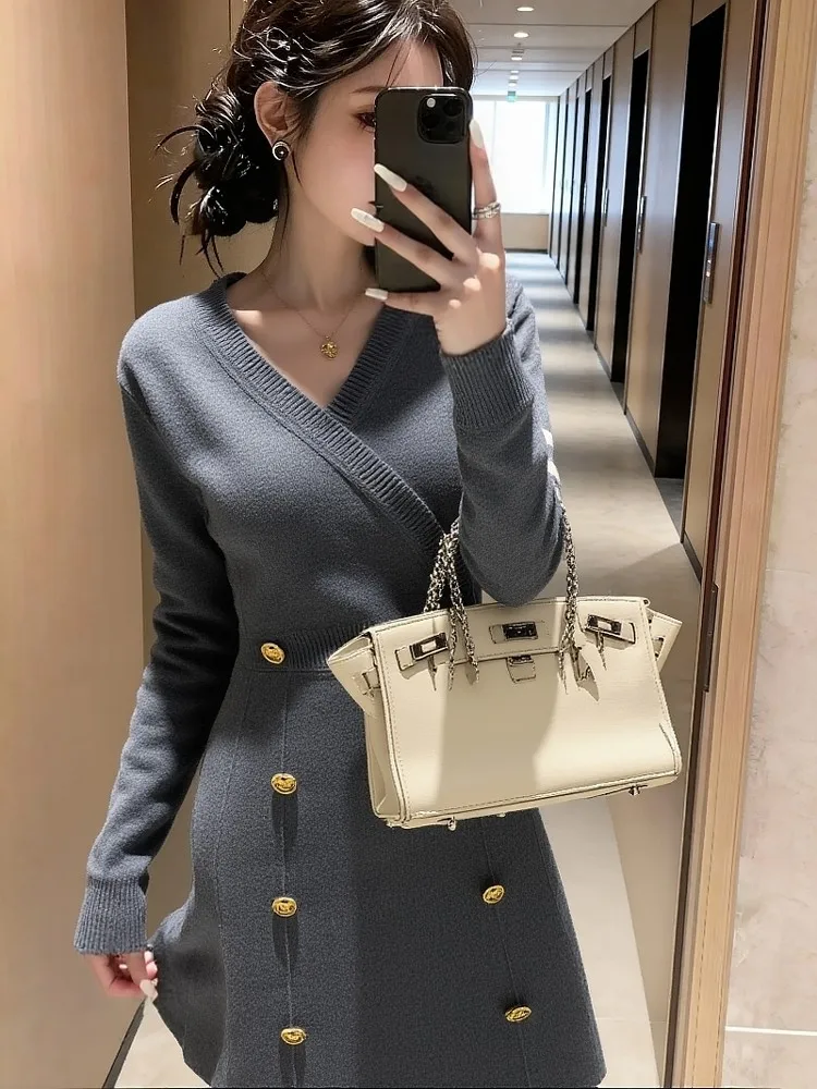 elegante-abito-in-maglia-grigio-con-design-che-valorizza-la-vita-sensazione-di-moda-per-un-pubblico-esclusivo-nuova-collezione-autunno-inverno-per-donne