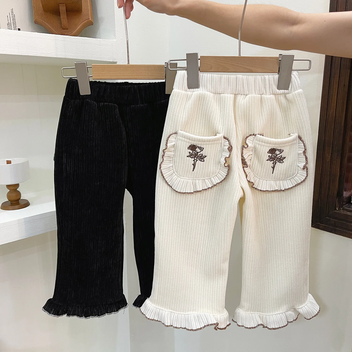 

2024 Winter Baby Girl Straight Pant Cotton Fleece Warm Baby Girl Trousers Pockets Embroidery Elastic Waist Kid Girl Flared Pants