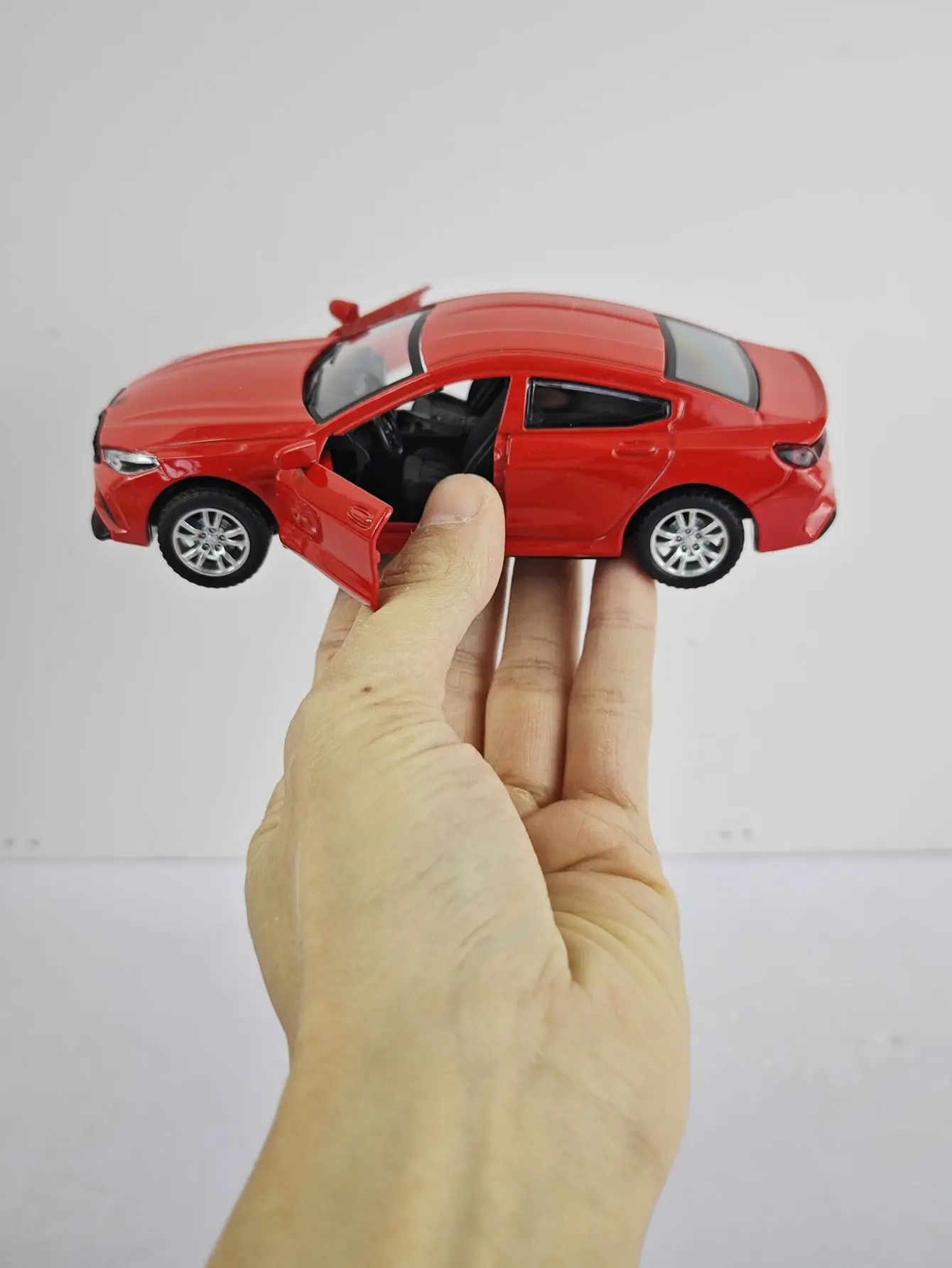 

1:32 simulation BMW M8 alloy car model doors can be opened rich in details, finely crafted, and of good quality