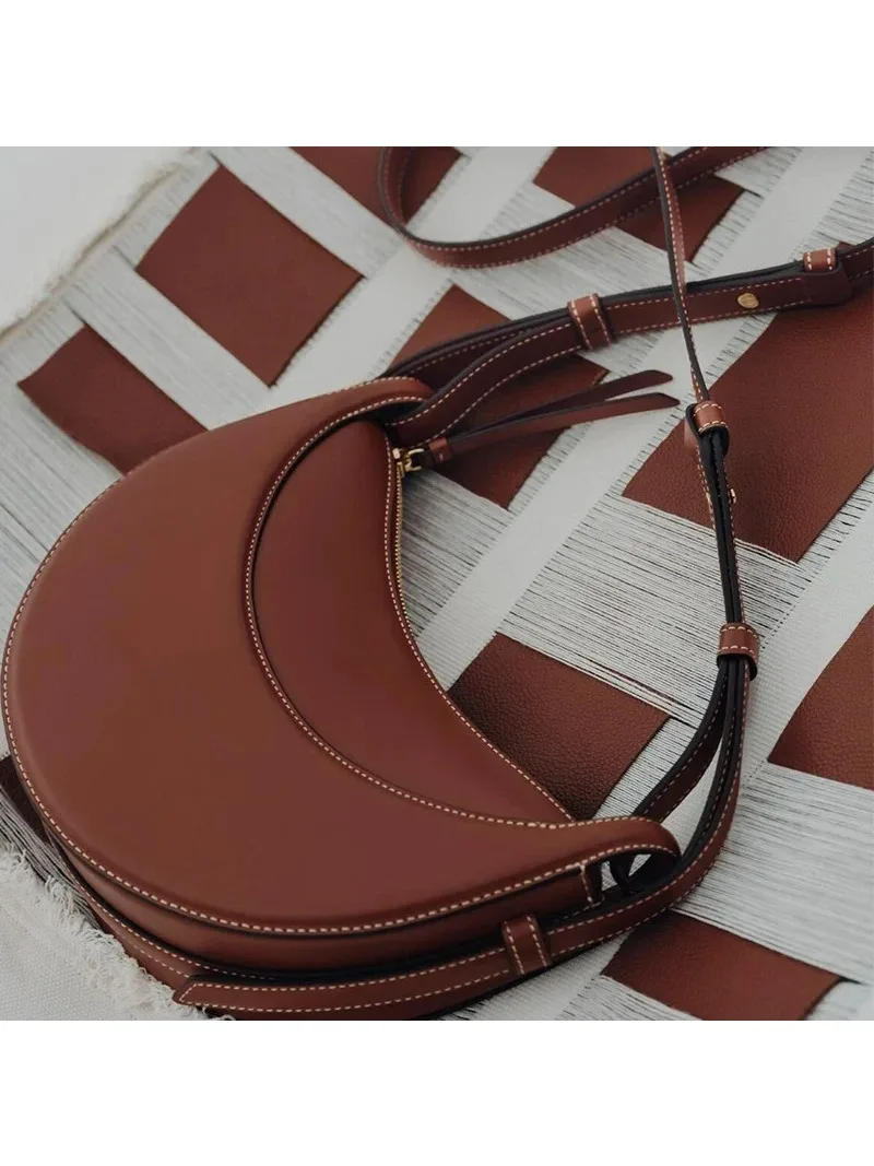 حقيبة كتف نسائية من الجلد الطبيعي على الموضة الفرنسية الرائعة لعام 2026 ، حقيبة هلال ، حقيبة كتف بسحاب للإغلاق بتصميم متخصص #2