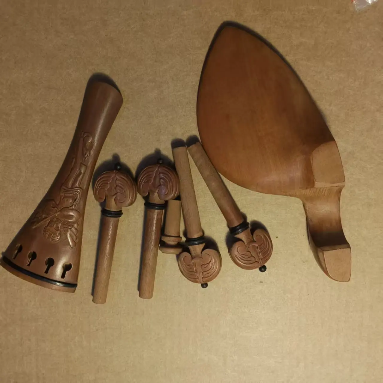 1 Set Jujube Wood Violin Parts 4/4 With 4 Carved Pegs and 1 Tailpiece 1 Chin Rest 1 End Pin