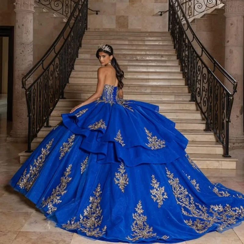 Błyszcząca, królewsko niebieska suknia Quinceañera z odkrytymi ramionami, kryształkami, warstwami, brokatowymi aplikacjami, długim trenem, vestidos de 15 Quinceañera ﻿ Dostosuj