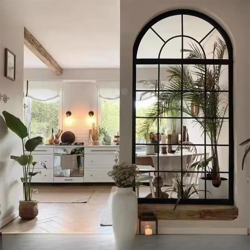 Französische Trennwand, amerikanisches Wohnzimmer, gewölbte Retro-Fenster mit echten und künstlichen Fenstern, schmiedeeiserner Edelstahl