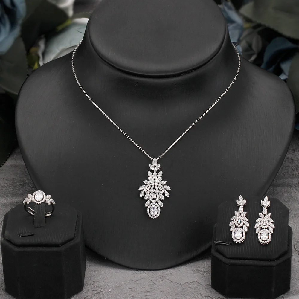 BrideTalk European And American Fashion Jewelry Four-Leaf Flower Ladies Necklace Inlaid Zircon Silver Needle Luxury Earrings Set