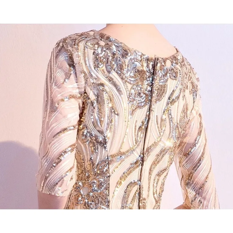 فستان سهرة نسائي جديد لعام 2025 ذهبي لامع برقبة دائرية فستان طويل أنيق ونحيف وأنيق للاجتماع السنوي وسحاب خلفي