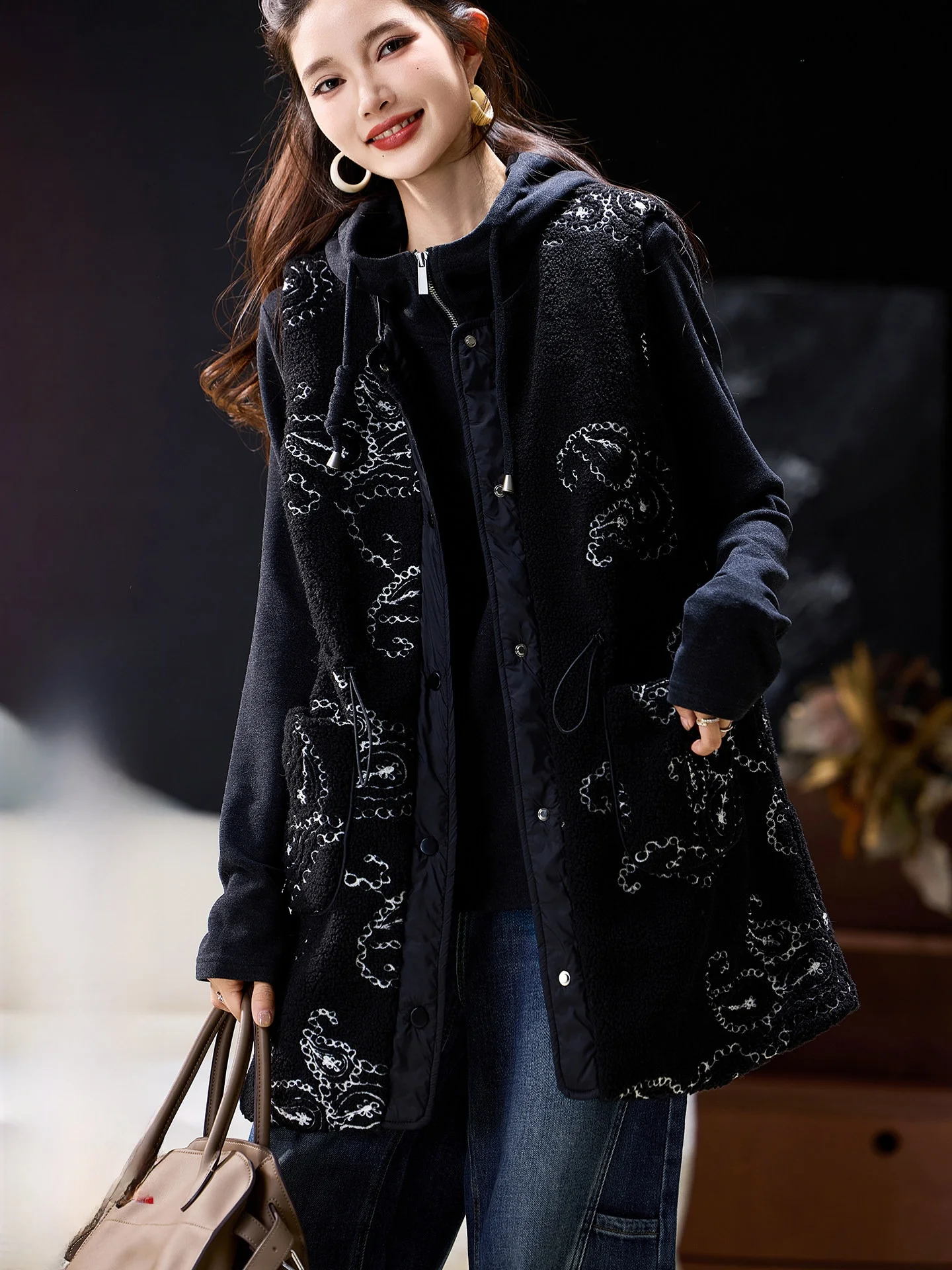 

Женский жилет из овчины с вышивкой, средней длины, уличный стиль, модный, зимний, новинка, из полиэстера, с круглым вырезом, одинарный.