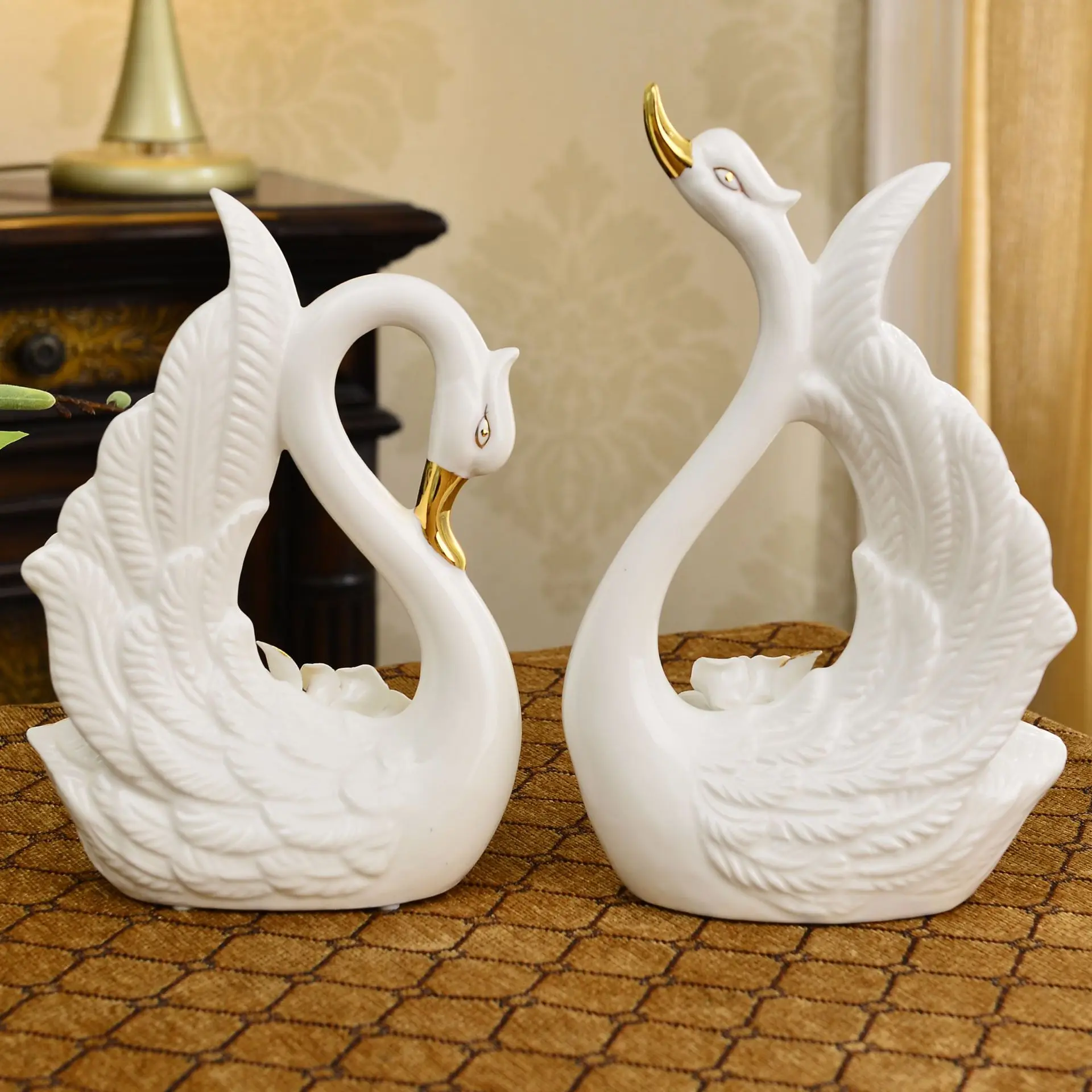 A Pair White Swan Lovers Home Decor Ceramic Crafts Porcelain Animal Figurines Wedding Decoration Lovers Gift