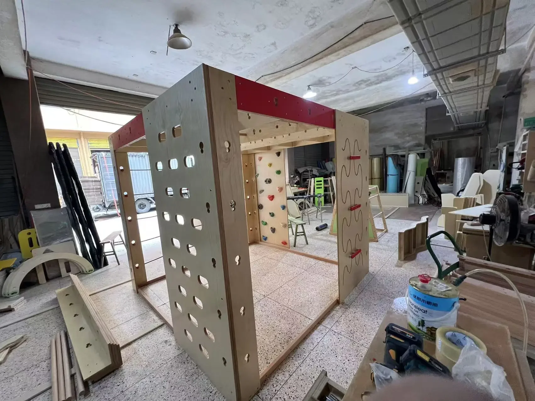 ملعب داخلي متعدد الوظائف مع سلالم خشبية وحبل شبكي للتسلق على الحائط لصالة الألعاب الرياضية العائلية للأطفال