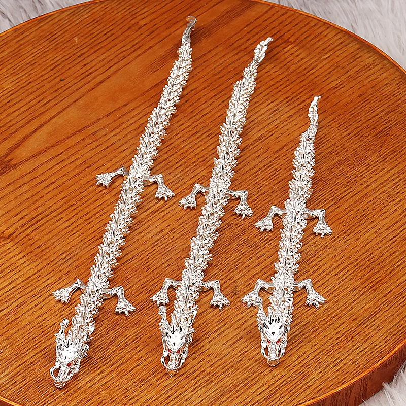 Giocattolo drago d'argento articolato 3D Decorazione da scrivania drago a cinque artigli posizionabile con giunti in lega per l'home office Giocattoli divertenti per bambini 1 pz