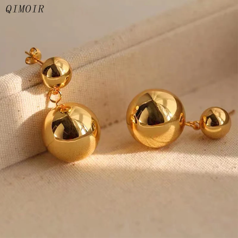 Orecchini Borchie: La Scelta Perfetta per Chi Cerca Stile, Leggerezza e Qualità nel Gioco dei Dettagli