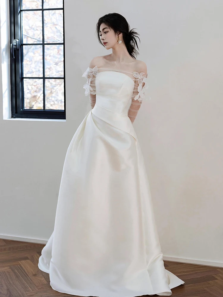 

Легкое атласное свадебное платье на одно плечо с шлейфом для свадебного торжества, украшенное цветами ручной работы, с завышенной талией