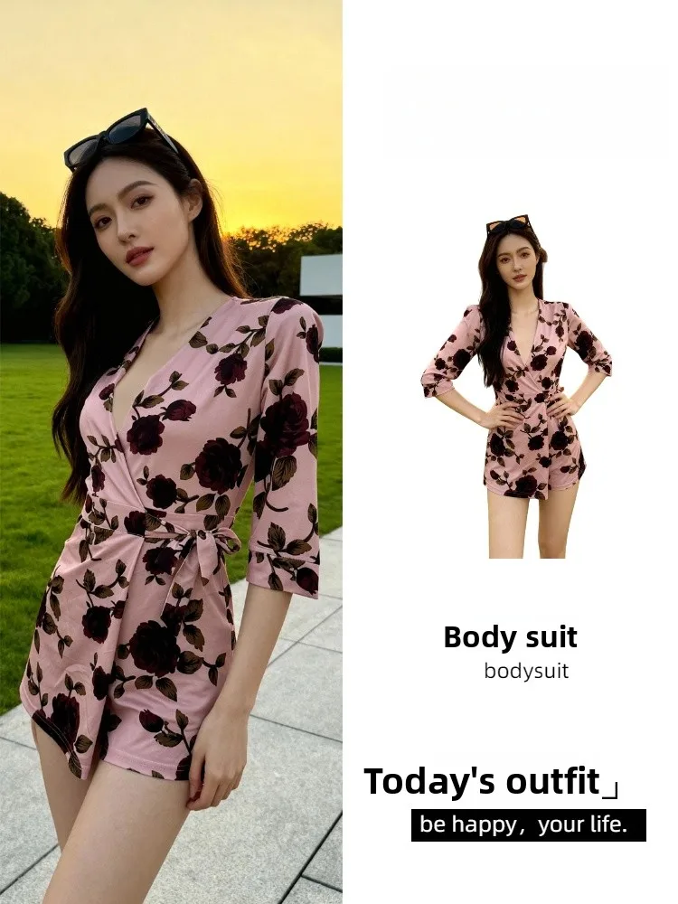 ชุดวันพีซลายดอกกุหลาบเซ็กซี่ คอวี เอวสูง มีเข็มขัด หรือ กางเกงขายาว ใส่ทำงานได้ ทรงปกติ ผ้าบาง ขายออนไลน์เท่านั้น
