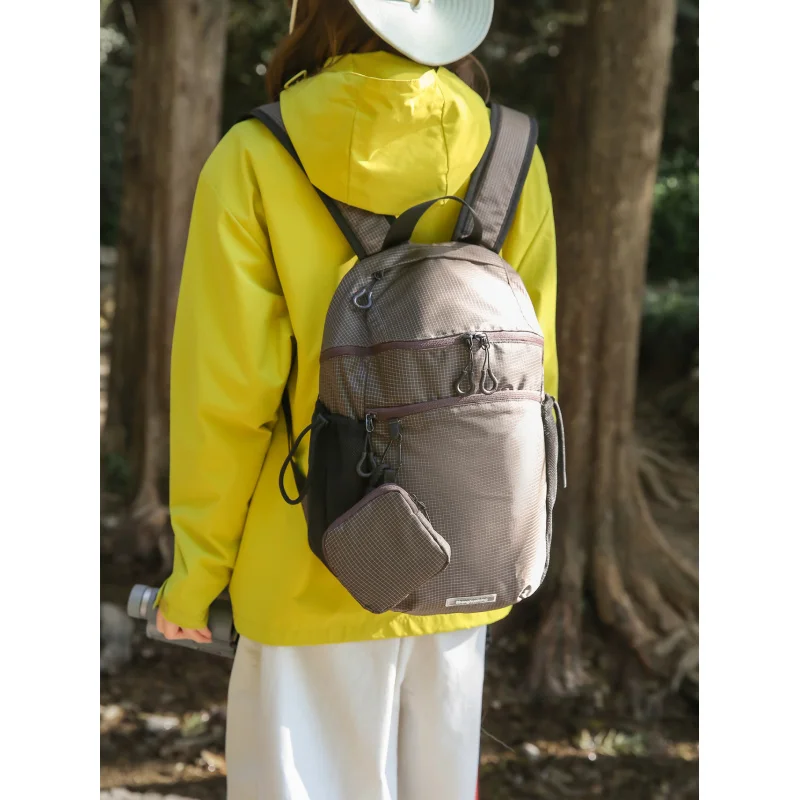 

Lightweight waterproof medium-sized outdoor hiking backpack for men and women, simple and stylish, suitable for mountaineering a