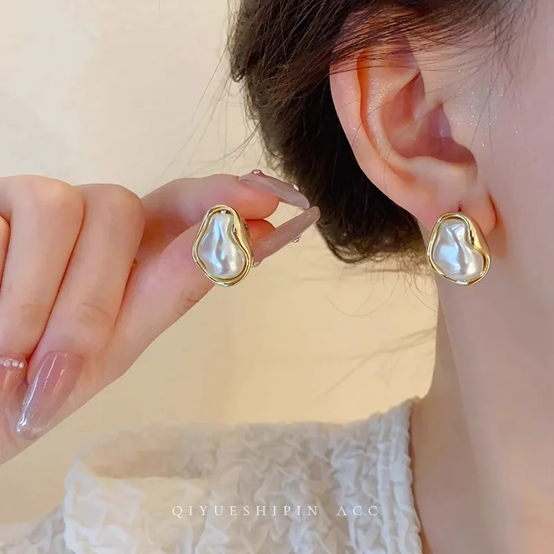 2026 New Fashion Metal Lrregular Pearl Stud Earrings For Women Vintage Elegant Lmitation Pearl Earrings Wedding Party Jewelry