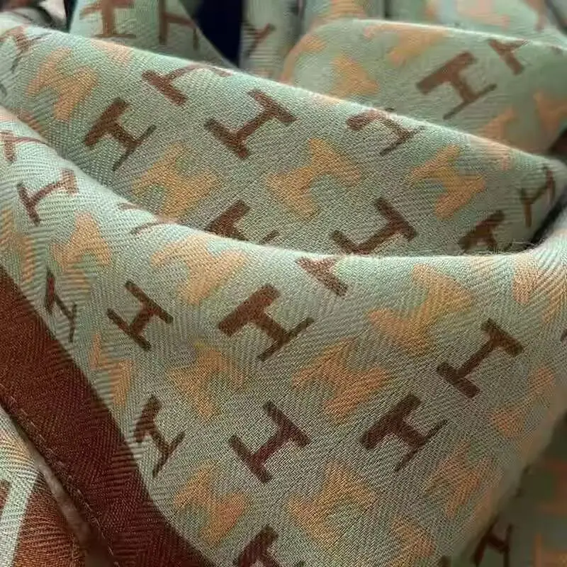 ผ้าพันคอไหมสี่เหลี่ยม ผ้าพันคอผู้หญิง ปี 2025 ตัวล็อคแม่เหล็ก ป้องกันคอ ผ้าพันคอผืนเล็ก ผ้าพันคอผู้หญิง ฤดูใบไม้ร่วงและฤดูหนาว ผ้าฝ้ายและผ้าลินิน ผ้าพันคอคลุมคอ