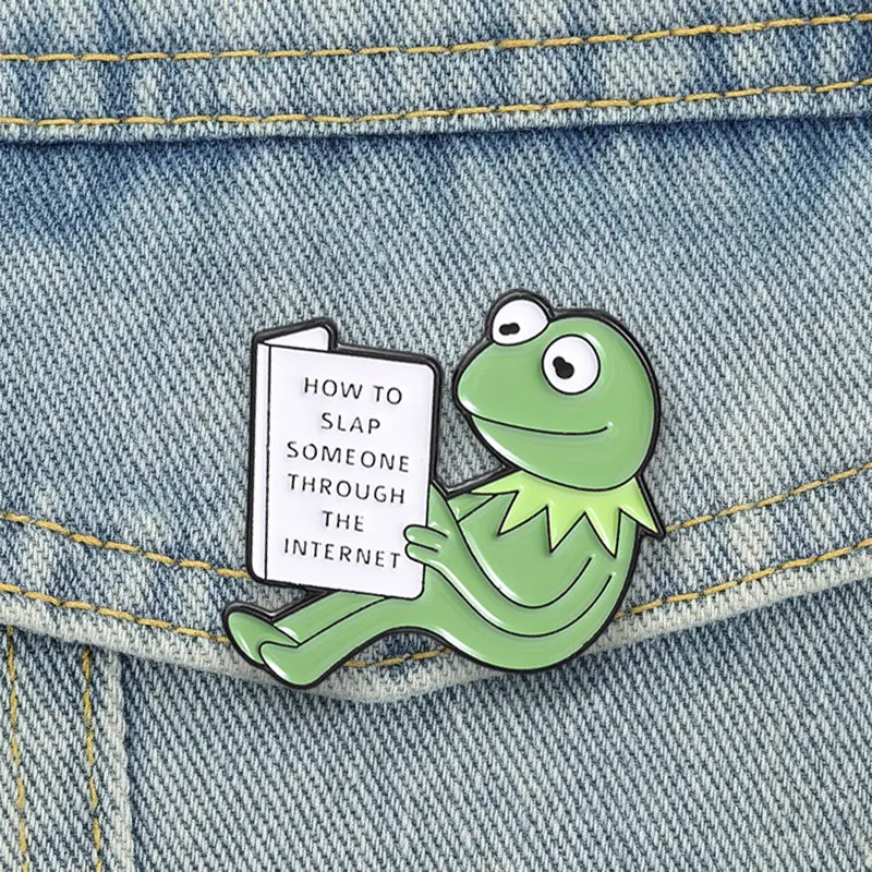 Wie man jemanden über das Internet anstoßt Emaille-Pin Cartoon Kermit Frosch Meme Buch-Lesende-Figur Brosche Taschen-Anstecknadel Schmuck Geschenke – Detail 10