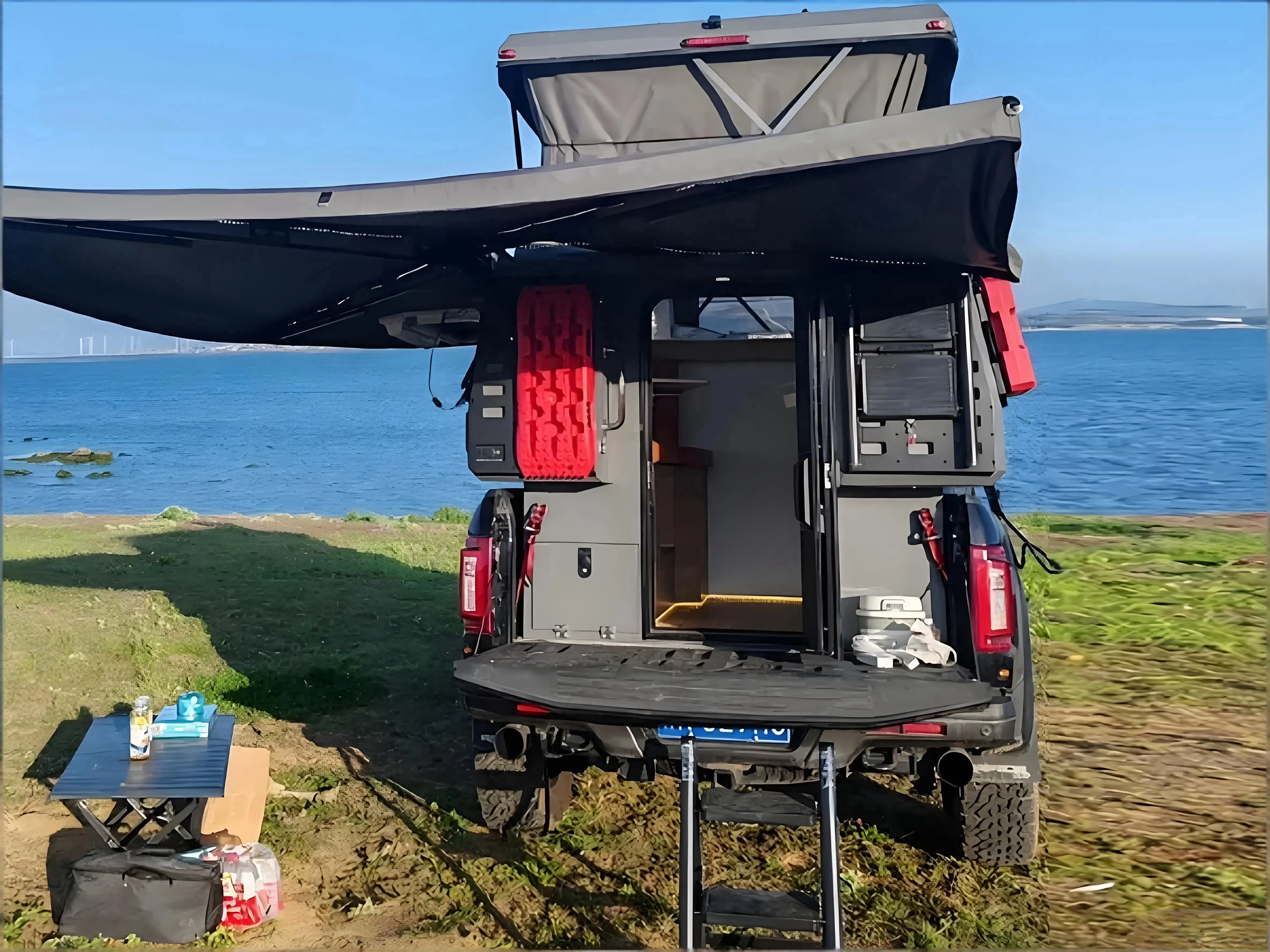Luxury New 4x4 Lightweight Waterproof Mini Caravan Modern Travel Trailer RV Off-Road Truck Camper For Movable Outdoor Camping