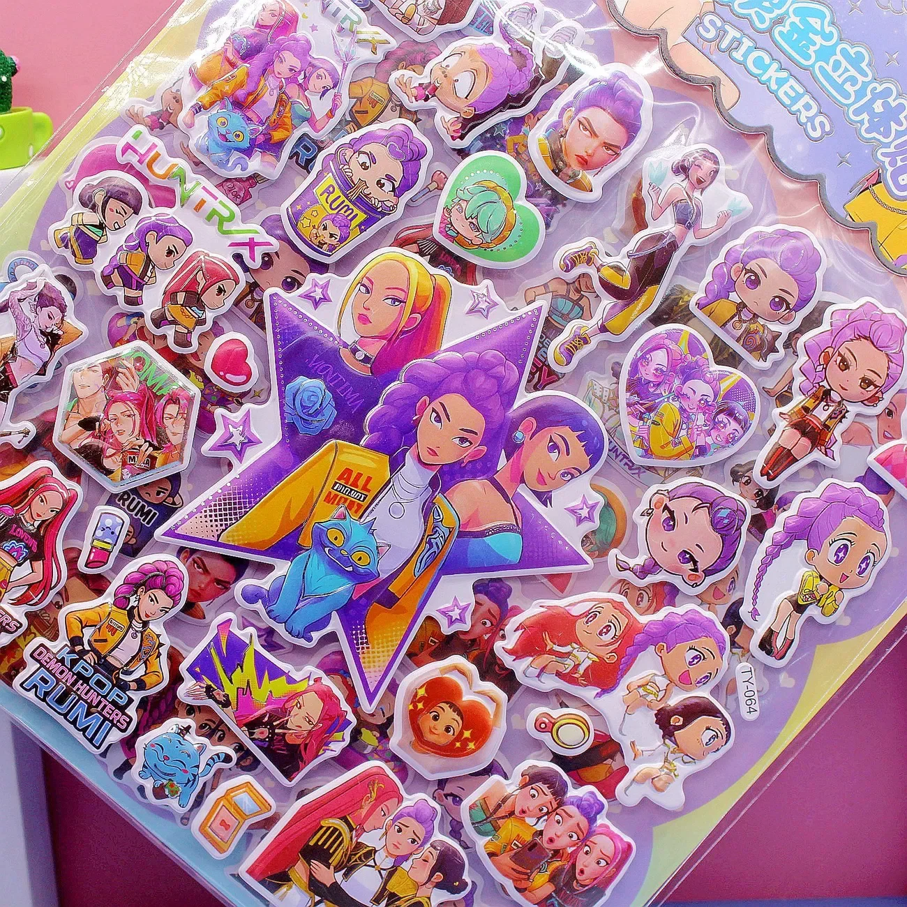 4 vellen K-POP Demon Hunters 3D gezwollen stickers, dubbellaagse bubbelstickers met goudfolie voor kindercadeaus, scrapbooking decor