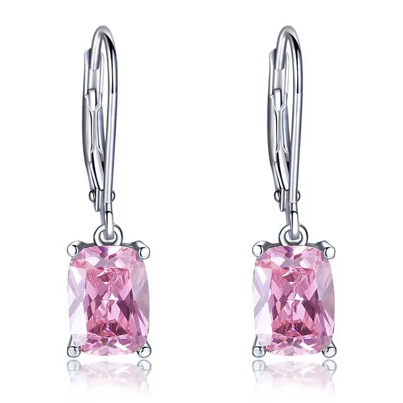 Huitan Damen-Ohrringe mit schlichtem Design, vielseitiges tägliches Accessoire, eingelegt mit brillantem CZ, Party-Mode, silberfarben, schicker Schmuck