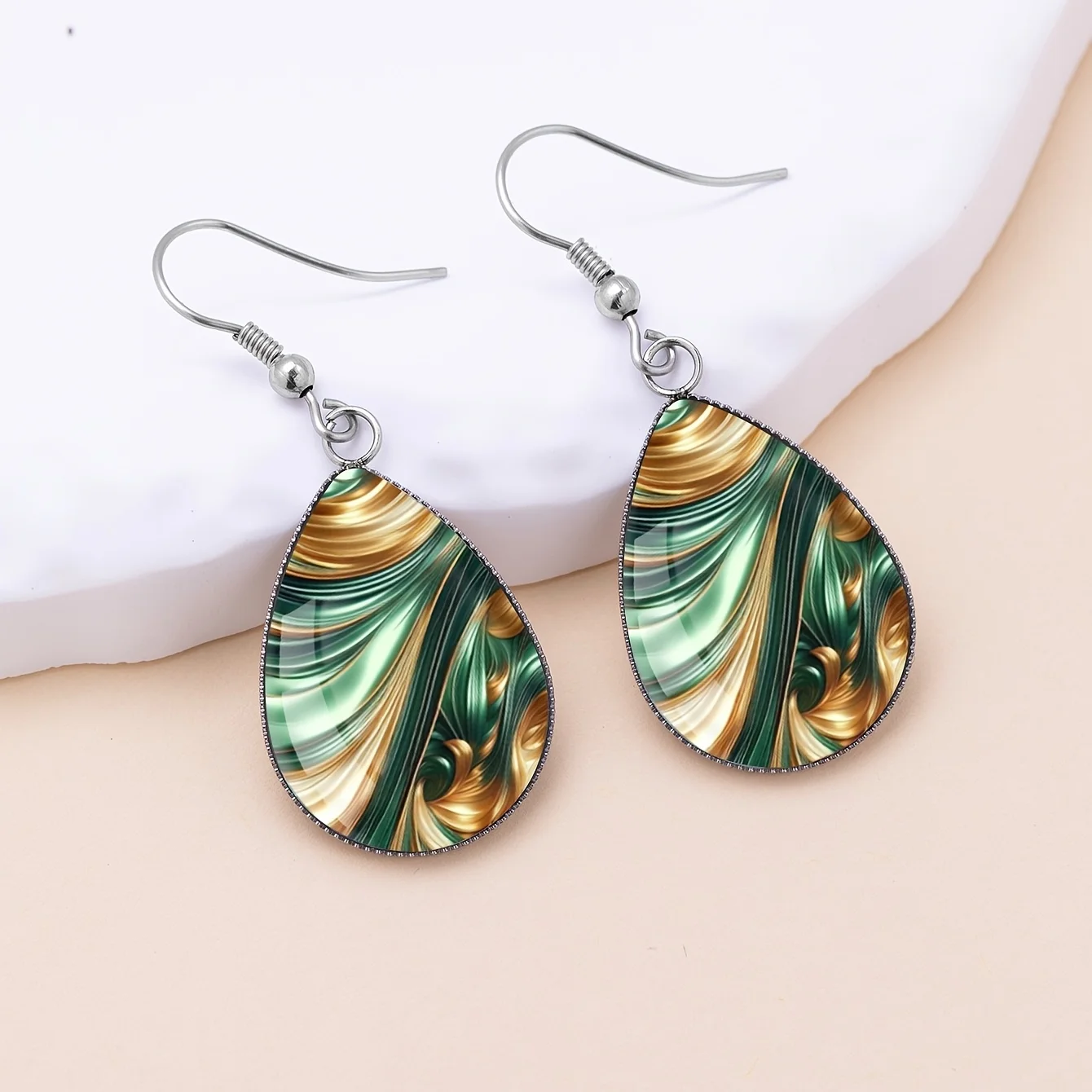 1 par de pendientes con forma de gota de agua con patrón ondulado verde y dorado, estilo elegante y clásico, joyería y pendientes para hombres y mujeres para días festivos, Año Nuevo y regalos de Año Nuevo