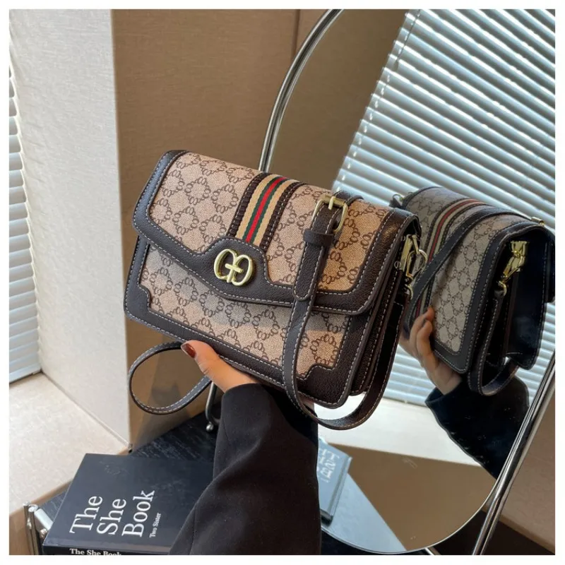 

Classic and versatile vintage single-shoulder women's bag with flip-up magnetic closure and adjustable metal logo crossbody bag