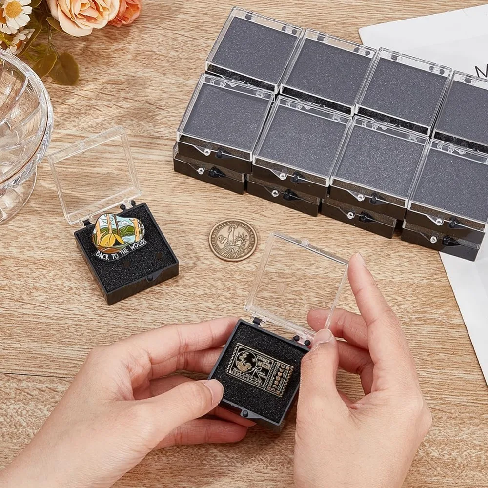 20 قطعة صندوق هدايا من البلاستيك الشفاف للدبوس 2x1.7x0.9 بوصة صناديق عرض سوداء لشارة شفافة التلبيب دبوس عرض العرض