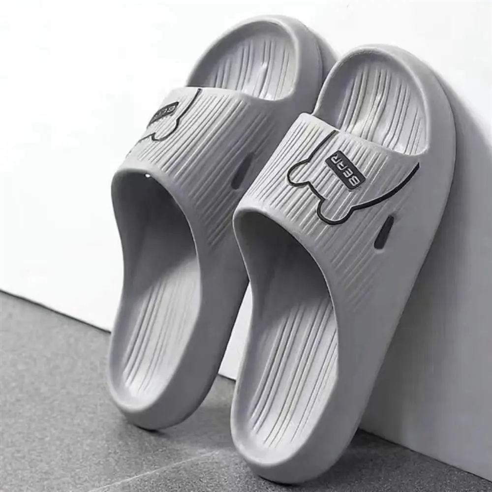 Zapatillas de plataforma de oso de dibujos animados de Color caramelo, zapatos de playa de suela blanda para mujer, sandalias deslizantes, zapatillas simples de EVA para hombres, interiores y exteriores