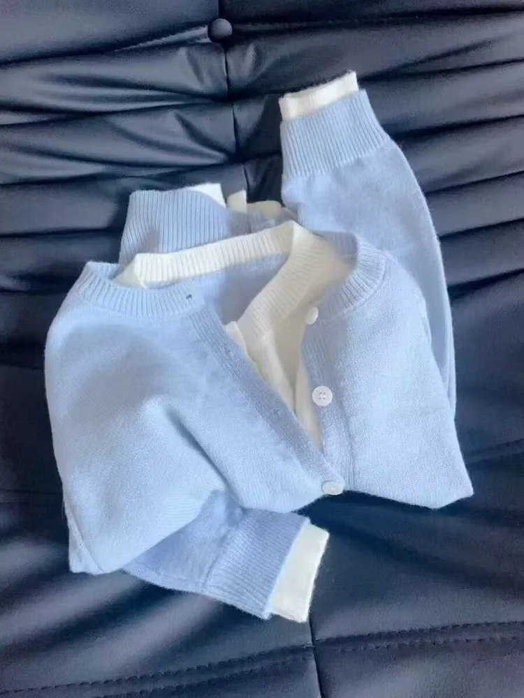 Niebieski dzianinowy kardigan zapinany na guziki, damski, zimowy, moda koreańska, swobodny sweter, wygodny krój, regularna długość rękawów.