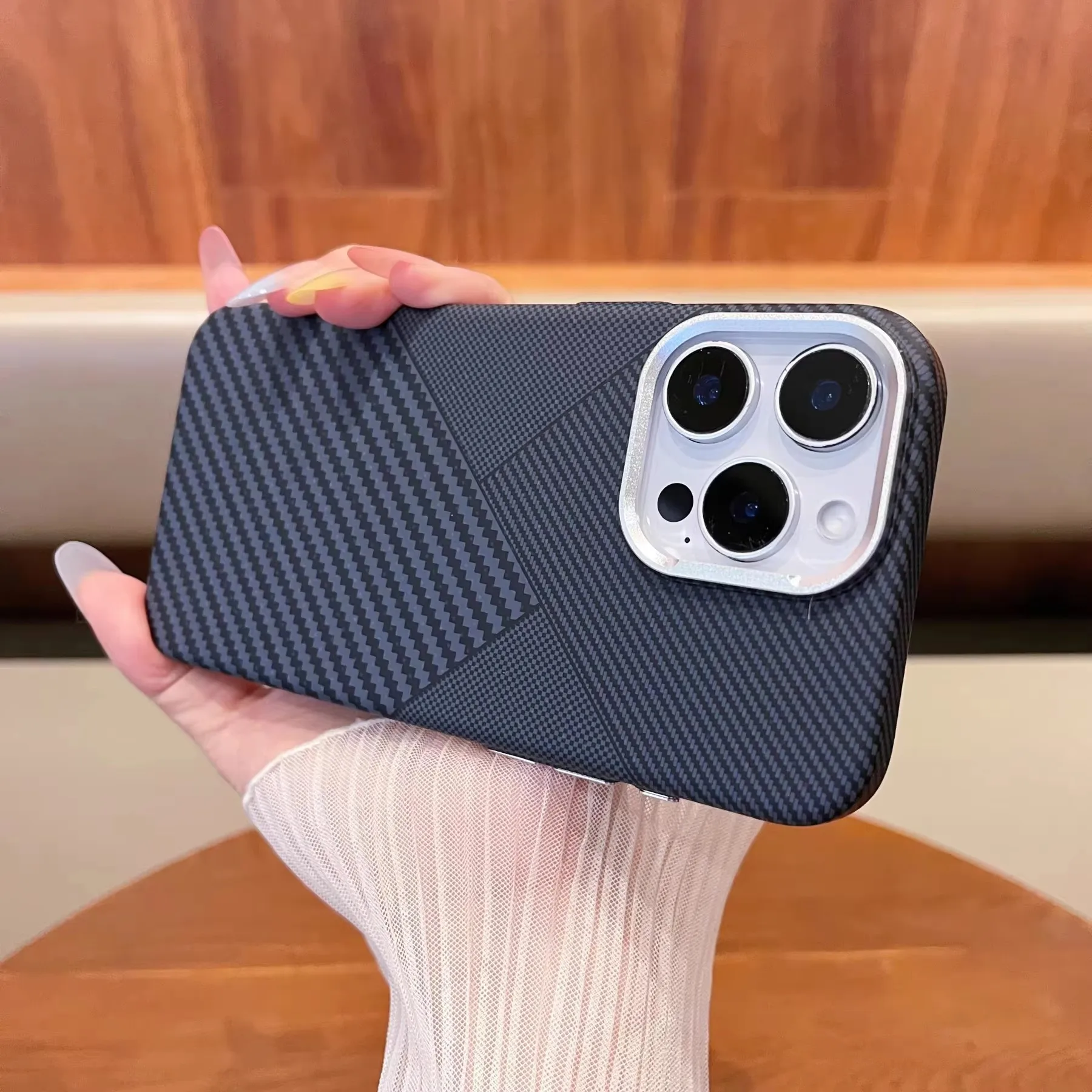 Magnetyczna obudowa z funkcją ładowania do iPhone 17, 16, 15, 18 Pro Max, z magnesami, ochroną obiektywu aparatu, wykonana z wytrzymałego stopu, twarda obudowa na telefon, wzór w stylu karbonu. — zdjęcie produktu 4