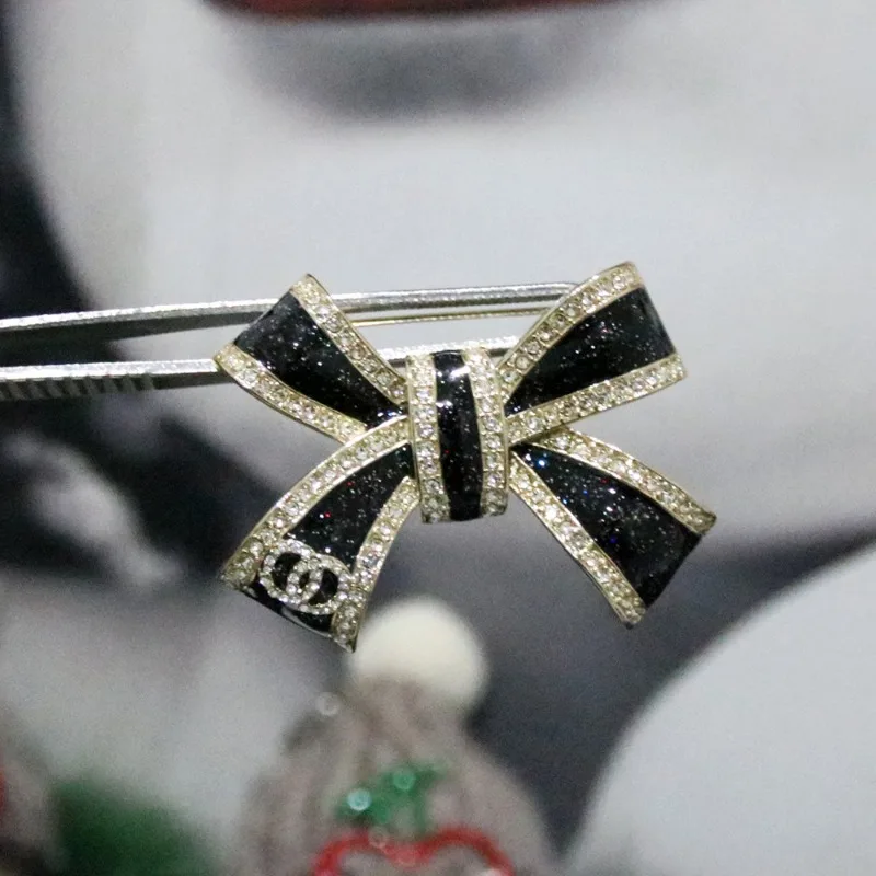 

9779 New Xiaoxiangfeng Full Diamond Black Oil Drop Bow Brooch Light Luxury Fashion High-end Heavy Industry Accessories