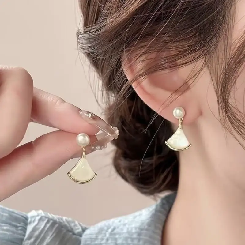 French-Style Gentle Pearl Fan-Shaped Earrings, Versatile and Elegant Ear Accessories, Suitable for Work and Dates, Light Luxury