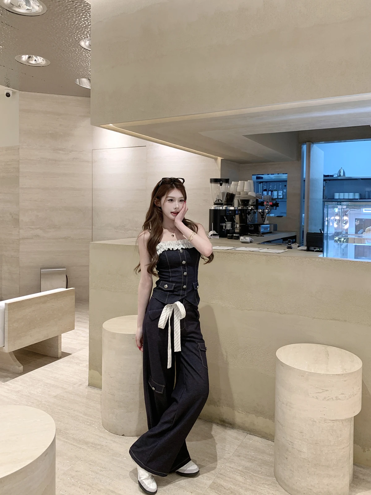 

Летний женский комплект Blue Hour Mochi: топ с рюшами на бретелях и джинсы с широкими штанинами, короткий рукав, высокая талия