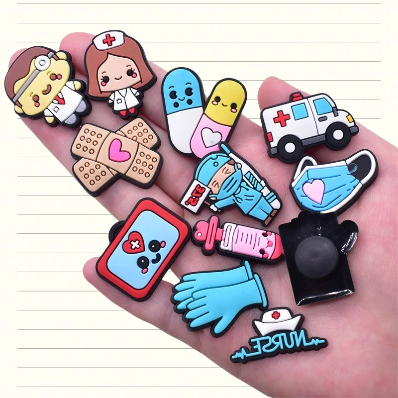 22 Stück medizinische Serie PVC-Schuhanhänger, niedliche Spritze und Krankenwagen-Kapselzubehör für Ärzte, Krankenschwestern, Feiertage, DIY-Geschenkideen