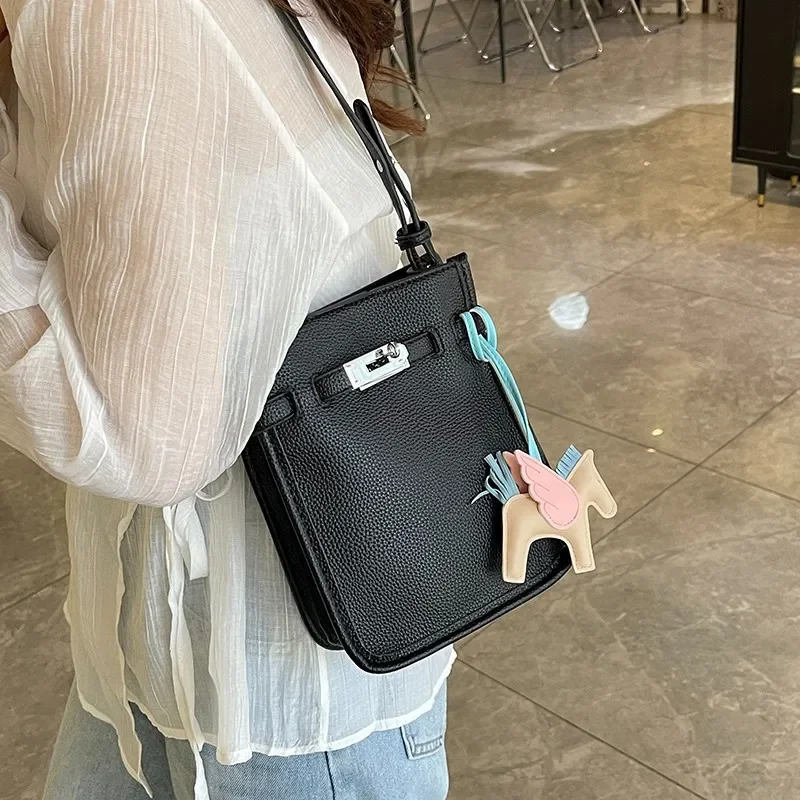 

Women's Luxury Leather Classic Fashion Designer Crossbody Shoulder Tote Bag Elegant Handbag For Trendy Daily Wear