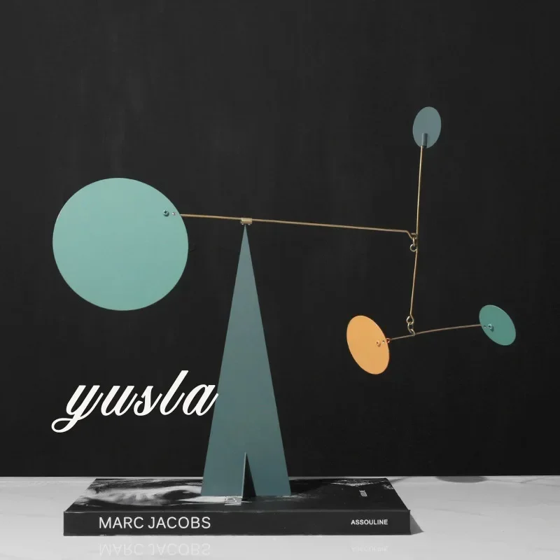 التوازن الحديث البسيط الحلي الهندسية الديناميكية Morandi المفروشات المعدنية الناعمة ديكور فني منزلي