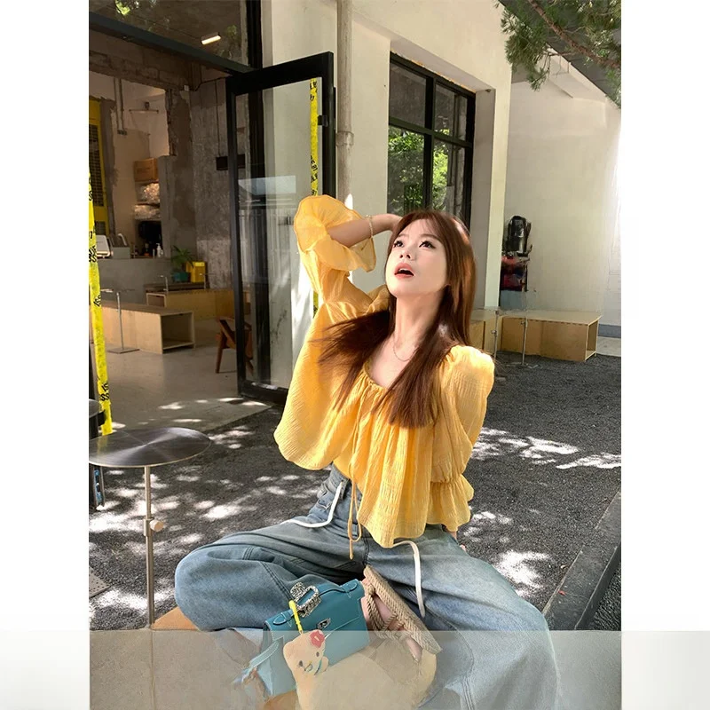 

Женский модный комплект из двух предметов: блузка из желтого шифона и белый кардиган с V-образным вырезом, длинными рукавами и свободным кроем