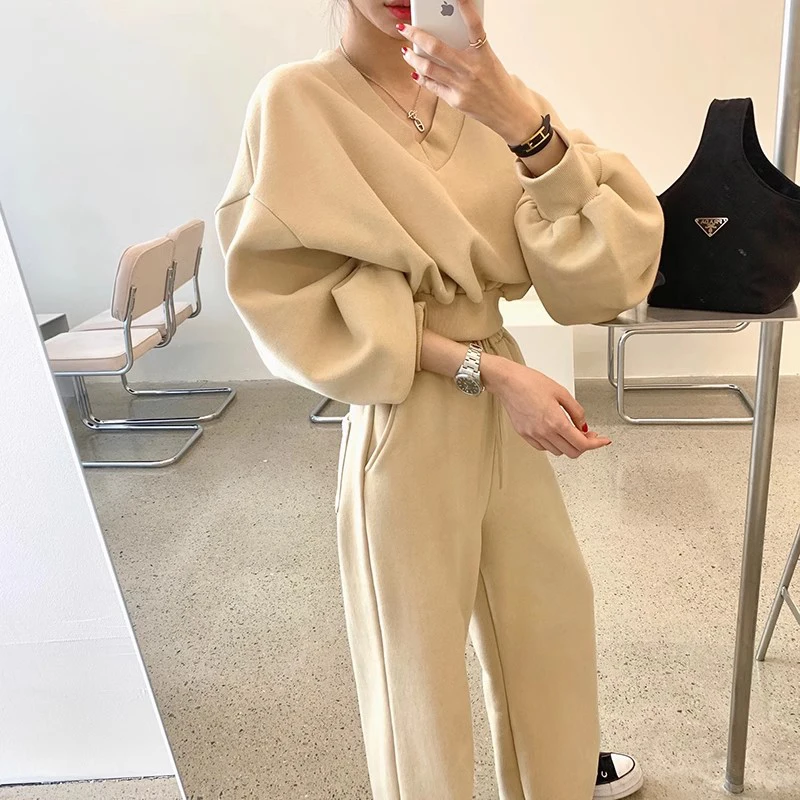 

Chic V-neck Short Fleece-lined Hoodie High-waisted Wide-leg Casual Pants Two-piece Set Women's Autumn Winter Fashionable Vers...
