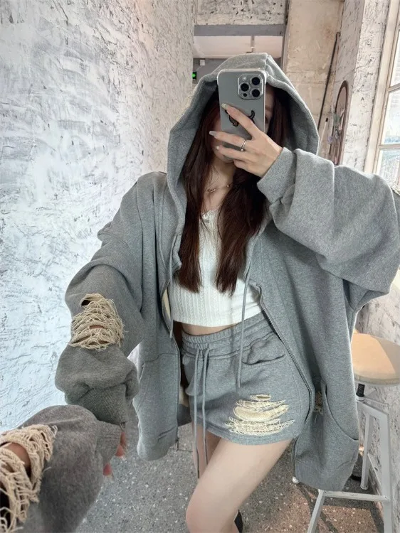 Set Wanita Kasual Longgar Musim Gugur 2025 Baru, Sweater Berlubang dengan Topi, Rok Pinggang Tinggi, Set Dua Potong Trendi