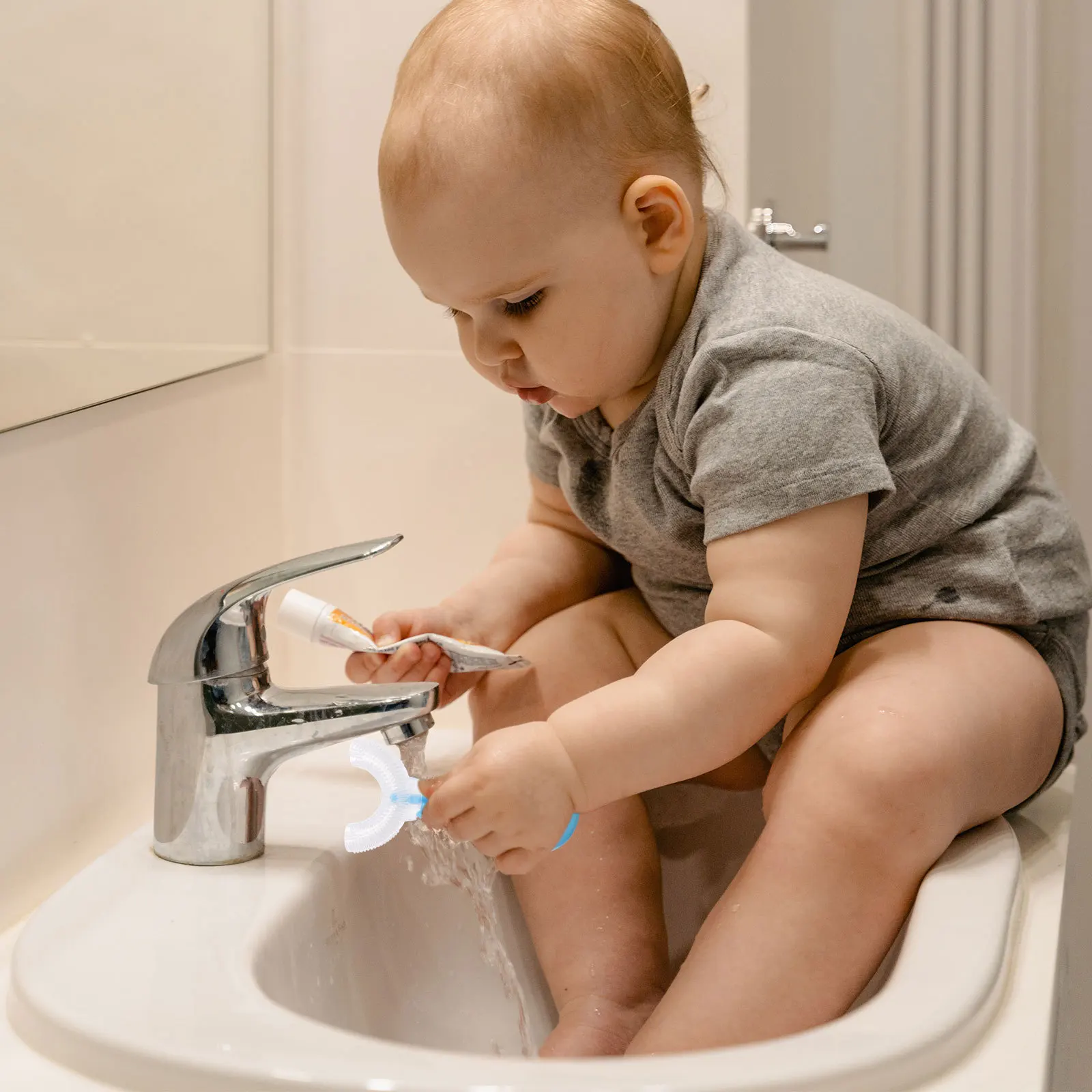 

1Pcs Baby U-Shape Toothbrush Manual Kids Toothbrush Waterproof Washable Teeth Cleaning Tool Comfortable Grip Healthy Oral Care