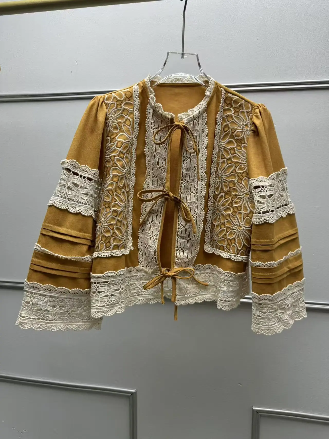 

Новая осенняя женская блузка с вышивкой, кружевными вставками, цветовыми блоками, поясом, из хлопка, с рукавами-фонариками, цветочным принтом, свободного кроя