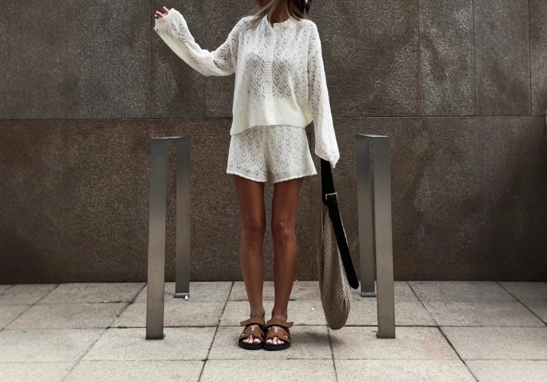 Giacca francese sottile con fiori all'uncinetto ritagliati pre-autunno Maglieria Design Sense Set Cardigan con scollo a V pigro di nicchia Vibe