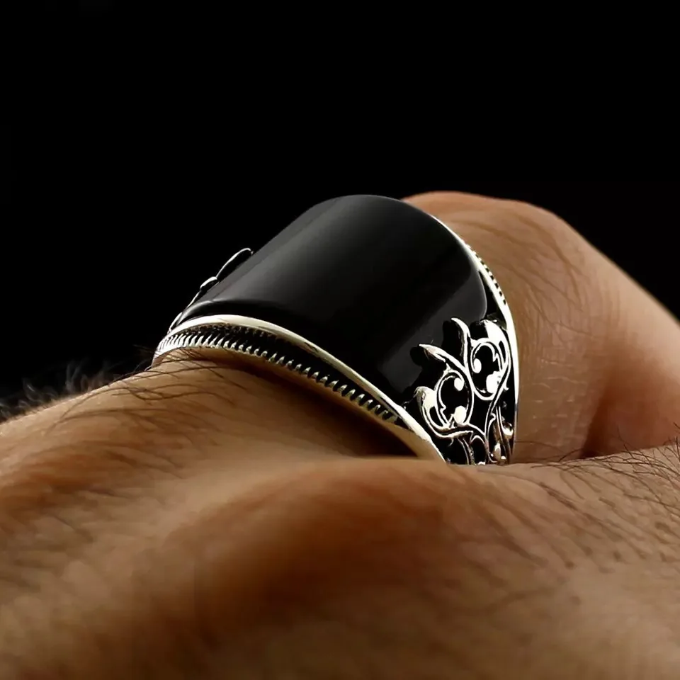 Retro Curved Black Resin Onyx Ring For Men Classic Metal Designer Ring Handmade Jewelry Gothic Rock Hiphop Unisex Accessories