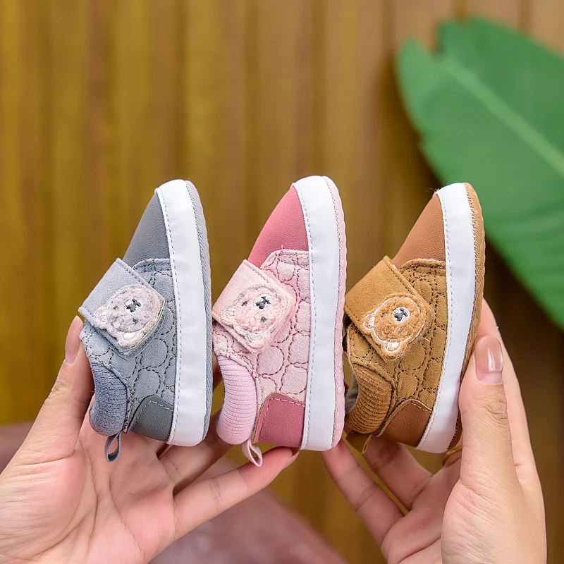 Cartoon Bear Quilted Baby Shoes with Velcro Soft Sole for Toddlers 0-1 Years Old, Autumn and Winter Fleece-Lined Pre-Walking Shoes