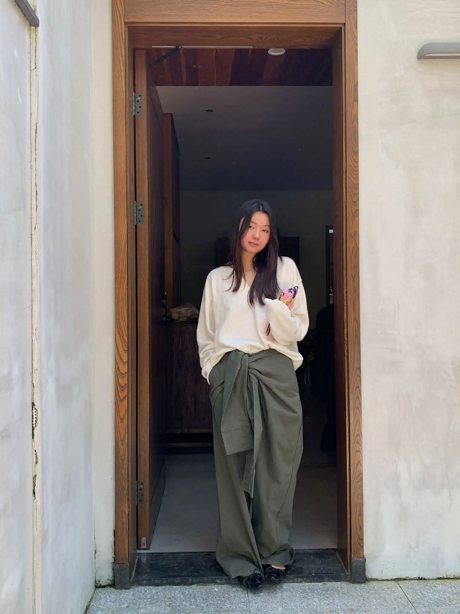 

Женский шерстяной свитер LILUOP: повседневный, универсальный, с V-образным вырезом, комфортный, новая осенне-зимняя коллекция, базовый топ