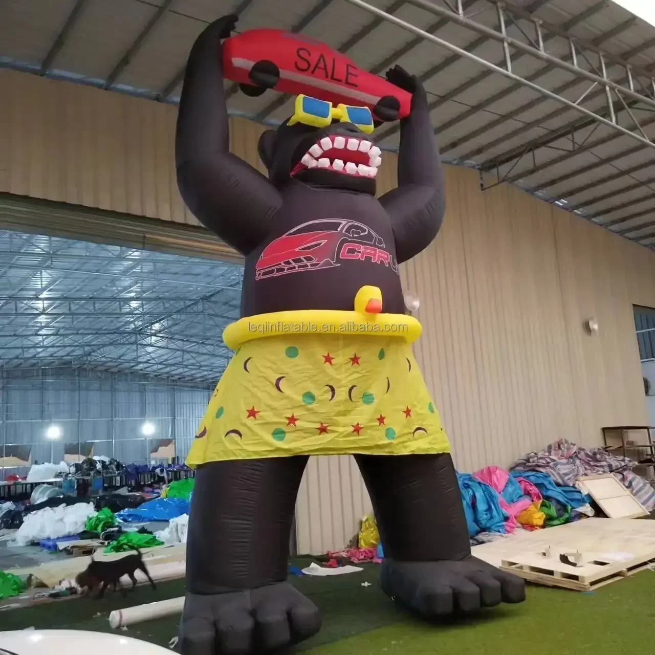 Customized Advertising Inflatable Gorilla Holding Car Outdoor Giant Inflatable Gorilla Model For Sale