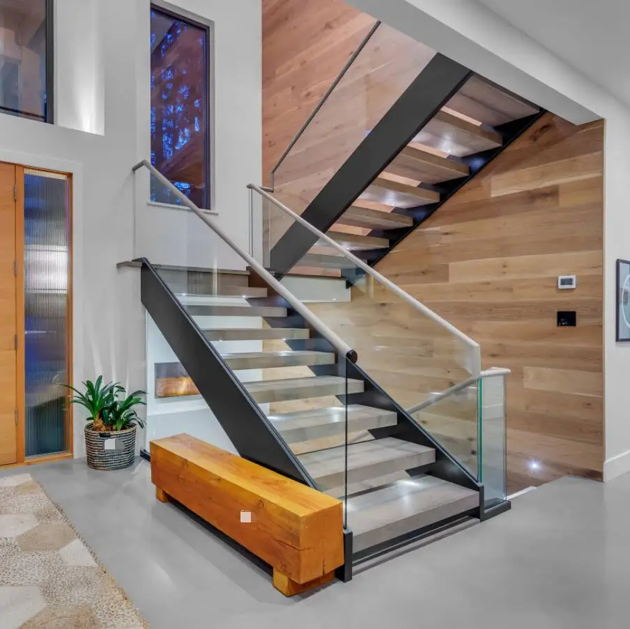 Maatwerk Modern design Interieur Rechte houten zwevende traptreden en rolleuning van gehard glas