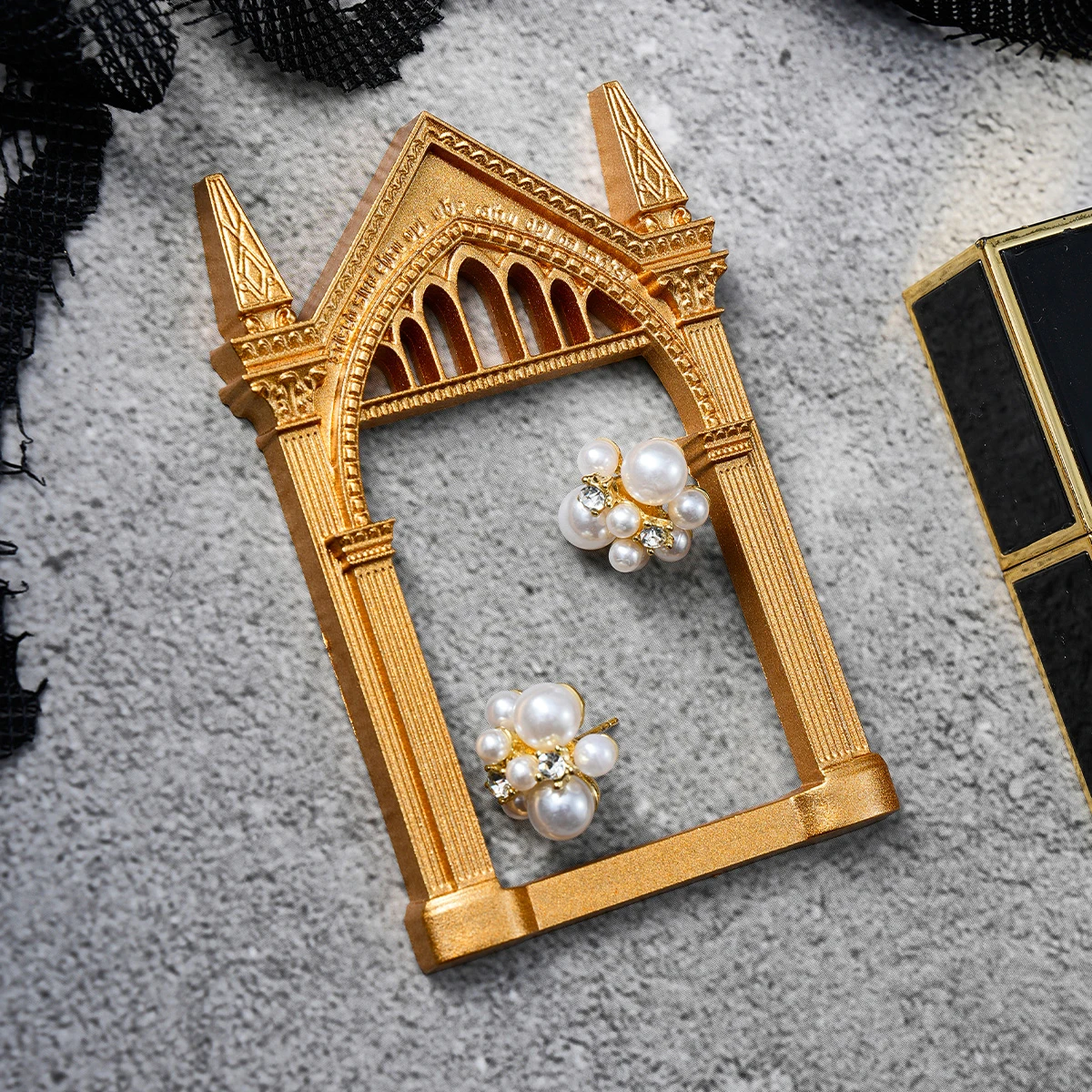 1PC, Creative Resin Material Golden Prop Castle Shape, Suitable for Window Display Decoration and Photography Shooting Props